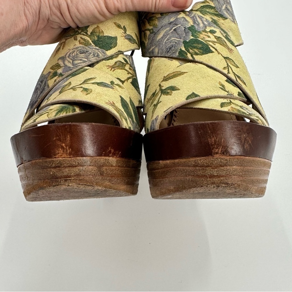 Women’s Floral Yellow Leather-Trim Platform Sandal - Picture 9 of 16